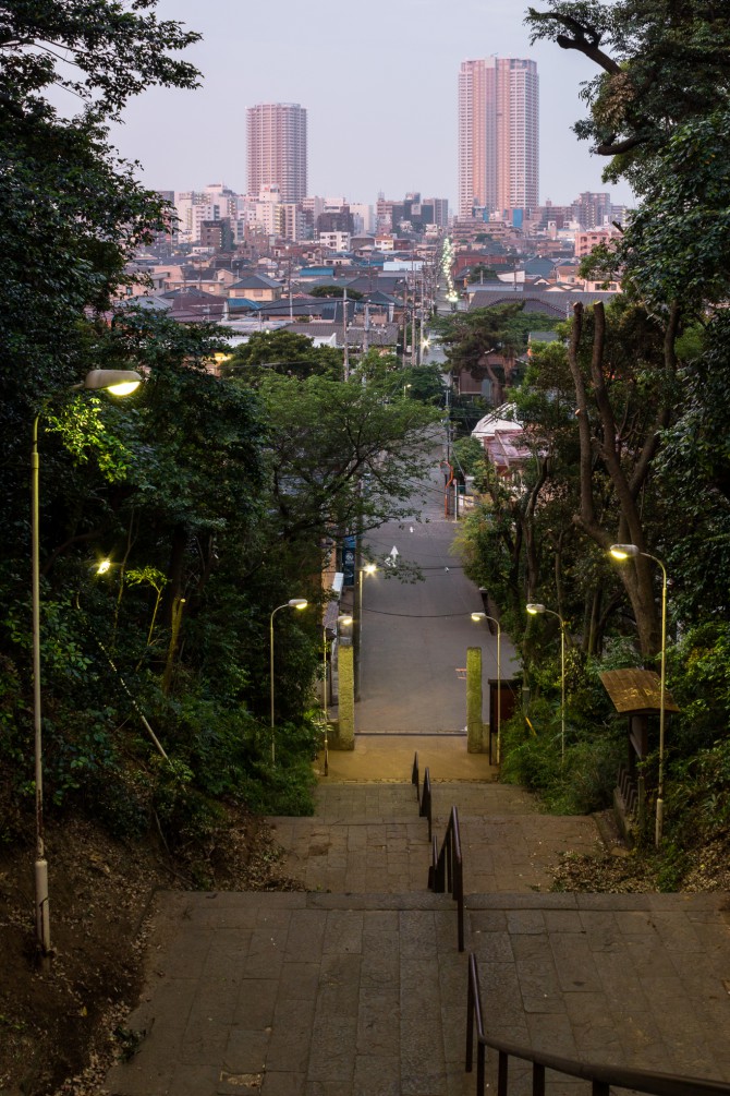 真間山弘法寺の石段の上から市川駅周辺の街並みがよく見えるようになりました