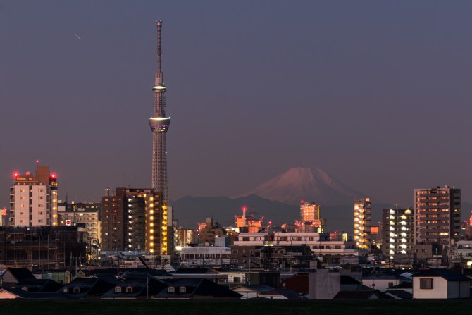 日の出前の富士山と東京スカイツリー
