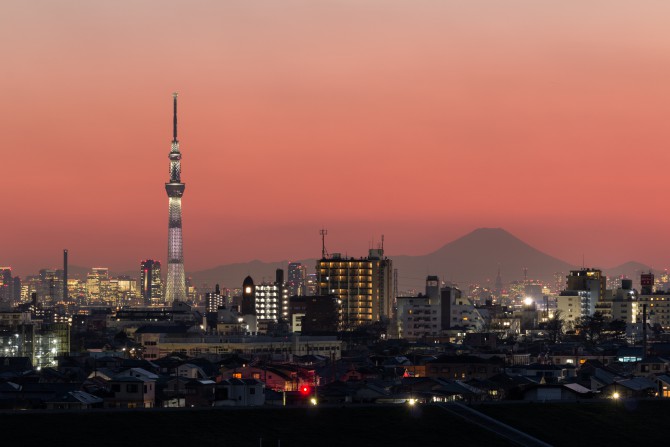 “桜”特別ライティング中の東京スカイツリーと富士山」
