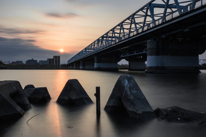 夕陽と江戸川と市川橋