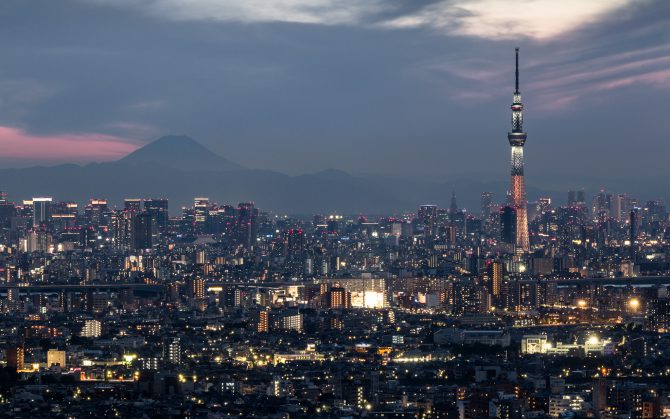 梅雨の富士山と「煌」点灯中の東京スカイツリー