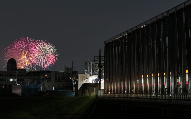 市川から見た足立の花火と京成線