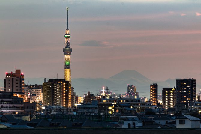 ブラジル国旗をイメージした東京スカイツリーとうっすら富士山