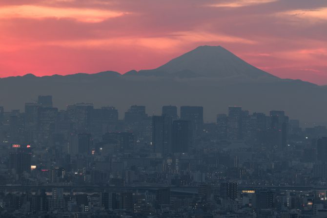 日没後の富士山と東京