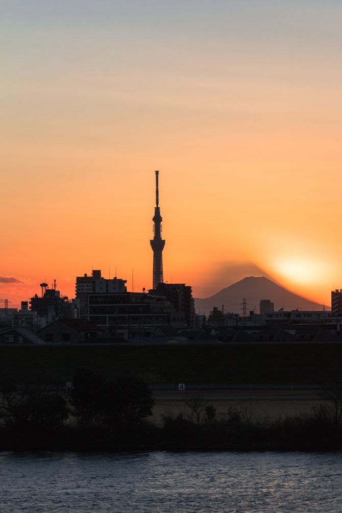 富士山の影と日没後の空