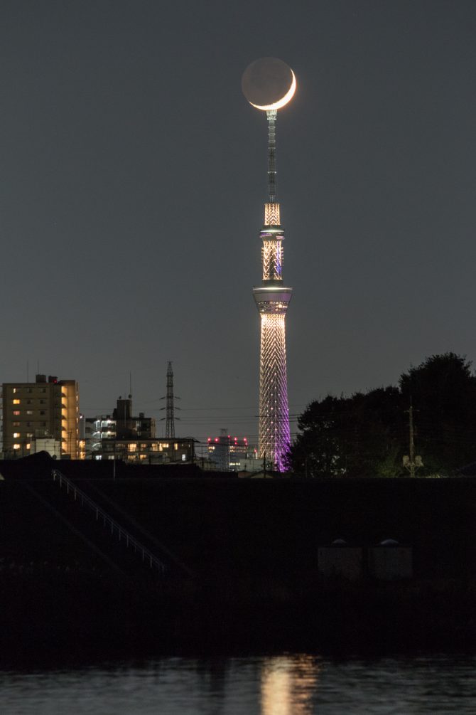 細い月と　江戸川より