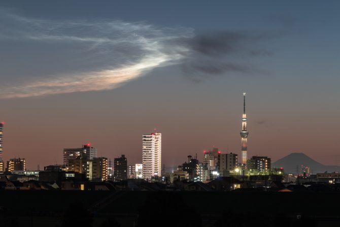ロケット雲（夜光雲）と富士山と　江戸川より