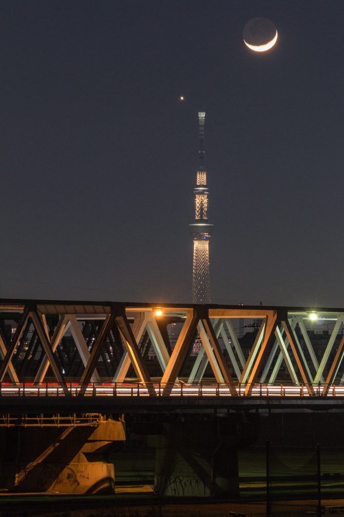 金星と細い月と市川橋と　江戸川にて