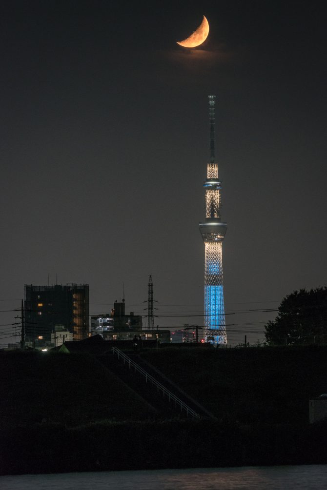 東京スカイツリーと沈む間際の月