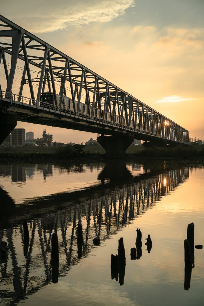 京成線と江戸川の夕暮れ