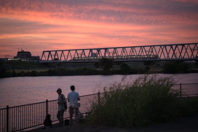 夕焼け空と江戸川を渡る京成線