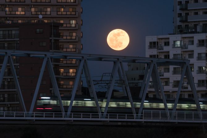 満月と京成線