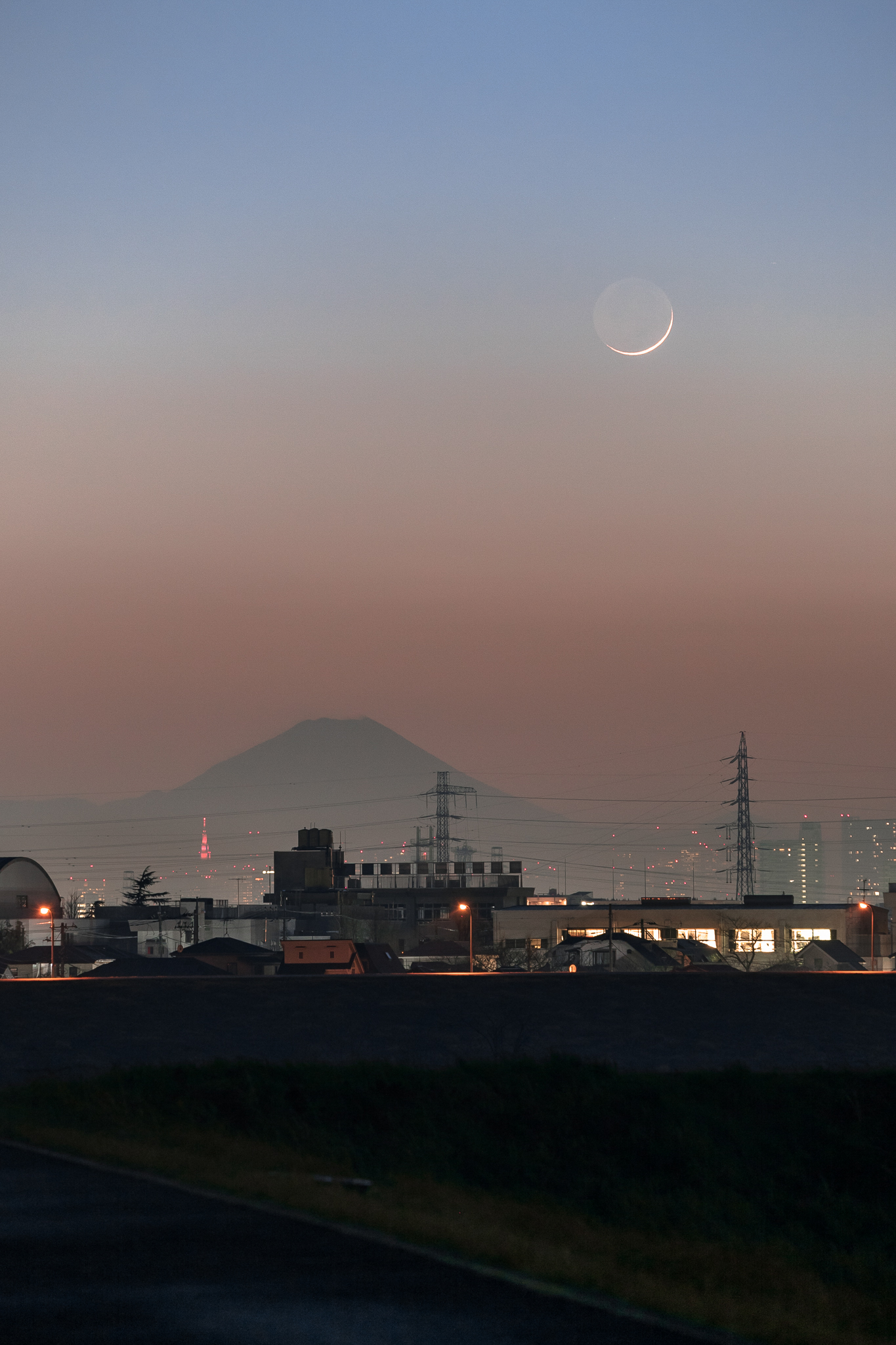 富士山と細い月　江戸川土手より