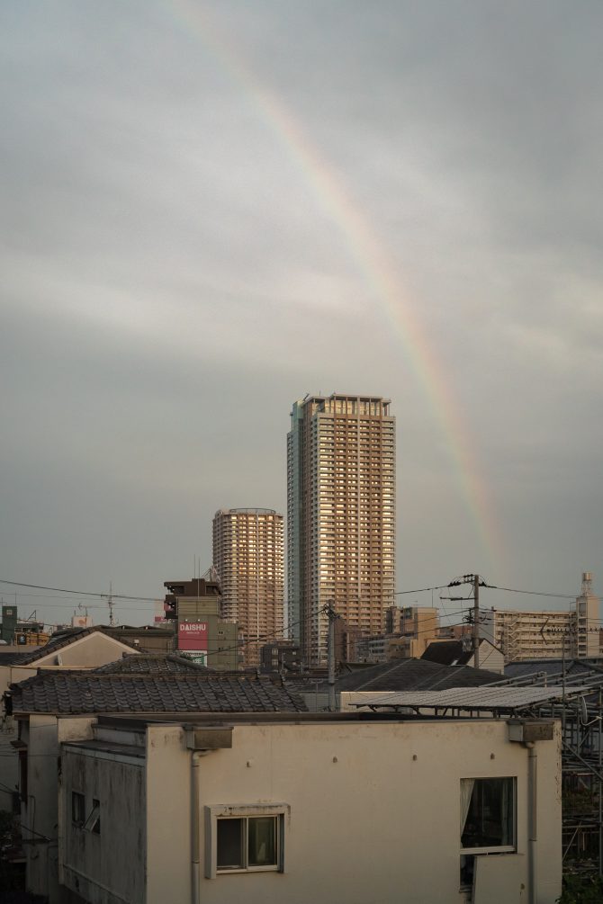 虹と市川駅周辺の街並み