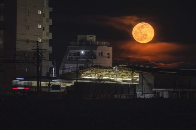月の出と京成線国府台駅