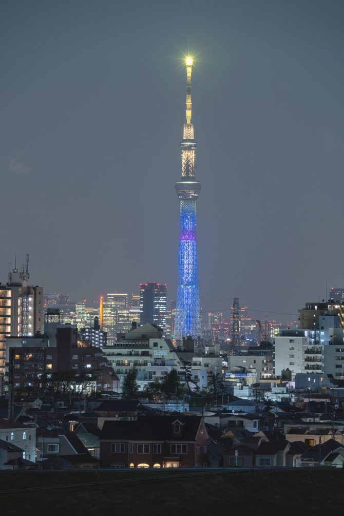 東京スカイツリー開業10周年を記念したライティング点灯中のスカイツリー